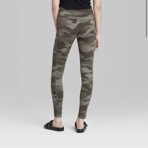 Wild Fable Camo Leggings Size Large - Picture 2 of 4